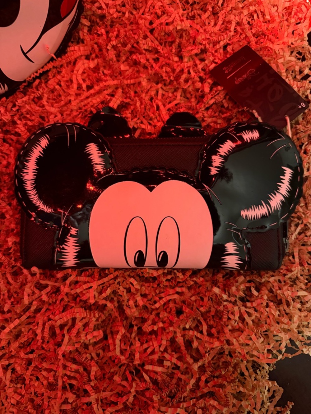 Exclusive Minnie Mouse Loungefly Convertible Crossbody Bag and Wallet Bundle - Picture 3 of 4